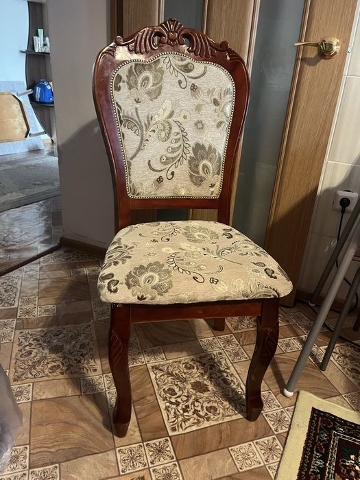 Стол со стульями