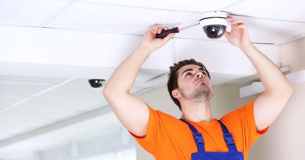 Установка видеокамер и домофонов.  
Разводка СКС