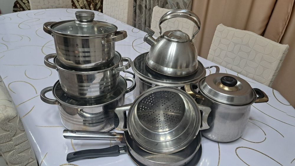 Набор кастрюлей и чайник