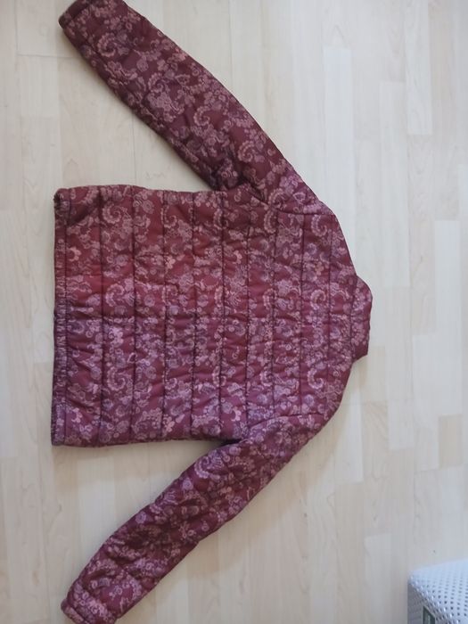 Jachetă Stradivarius matlasată vișinie, imprimeu floral baroc, S-M