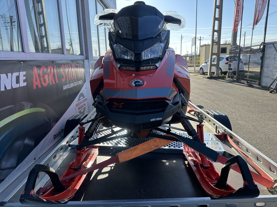 Snowmobil SKI-DOO SUMMIT X TNKN 123kw cu turbo