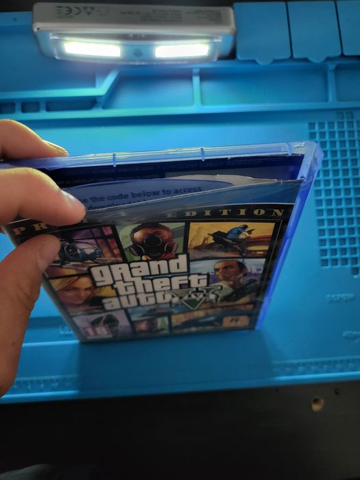 GTA V Premium Edition PS4

Defect (Pentru Carcasă / Colecţie)