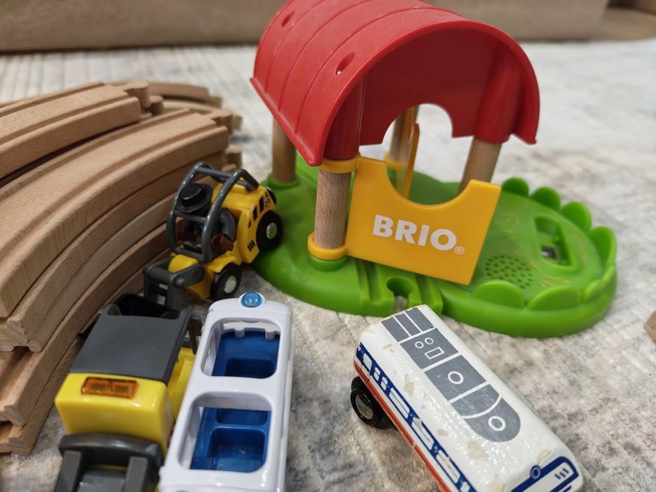 Дървено релси и влакче Brio и Playtive