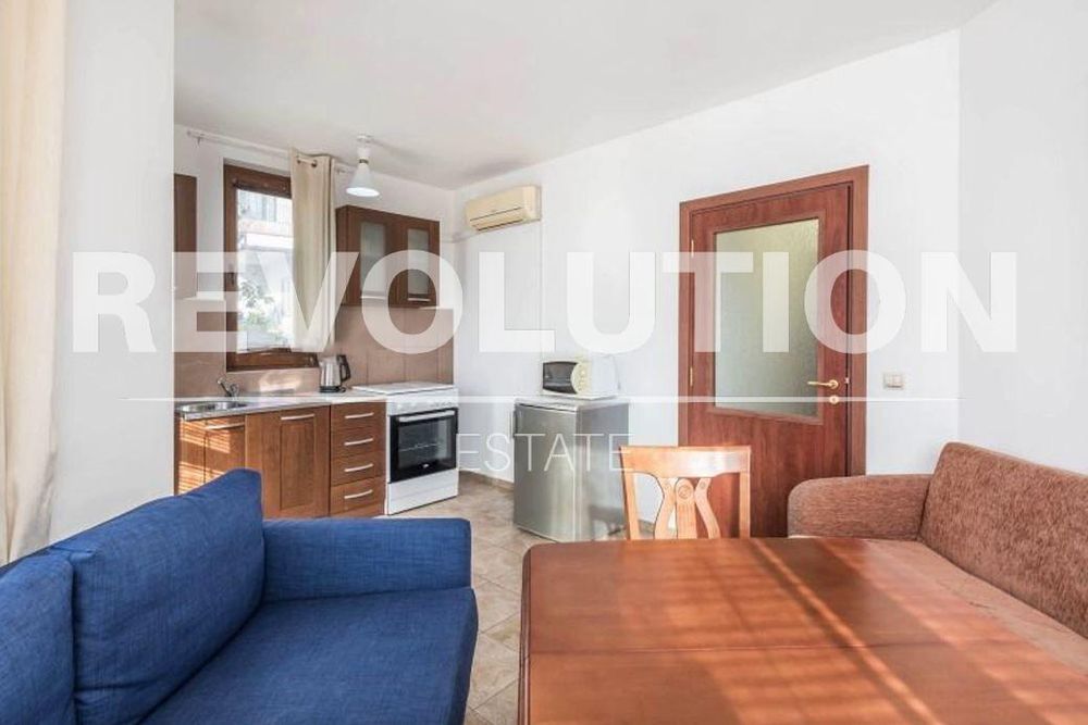 Дава се под наем Двустаен апартамент в к.к. Св.Св. Константин и Елена - 68 кв.м за 500 € - Снимка #1