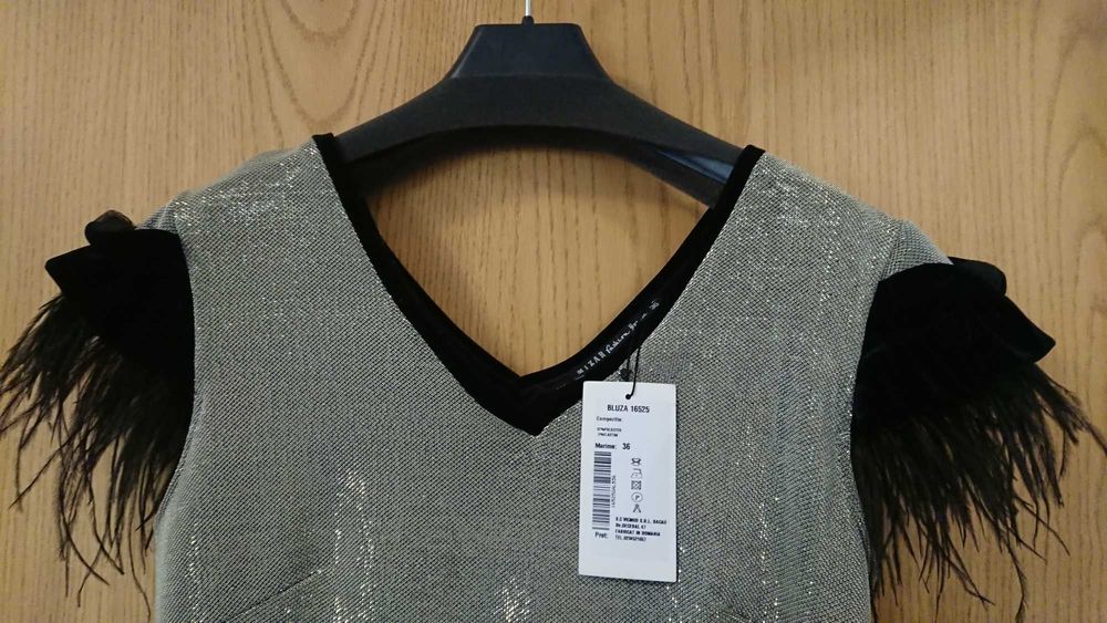 Top cu decolteu in V si umeri accesorizati cu pene