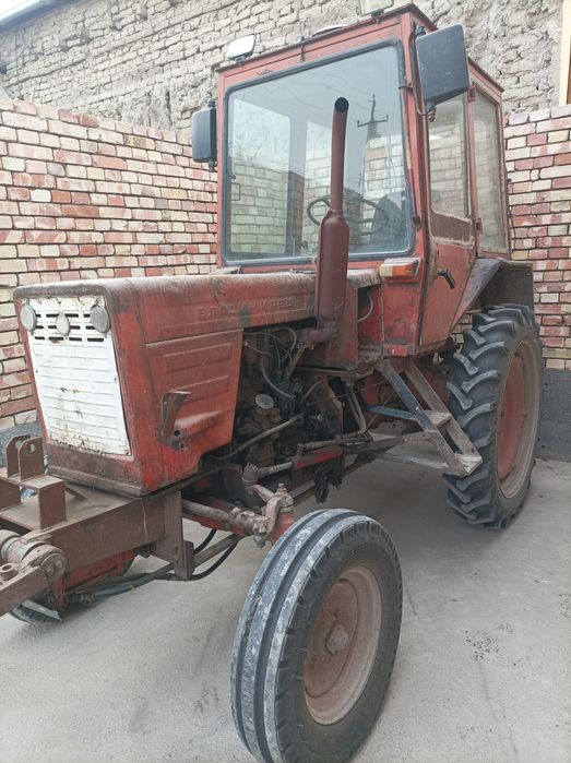 Traktor sotiladi T 25