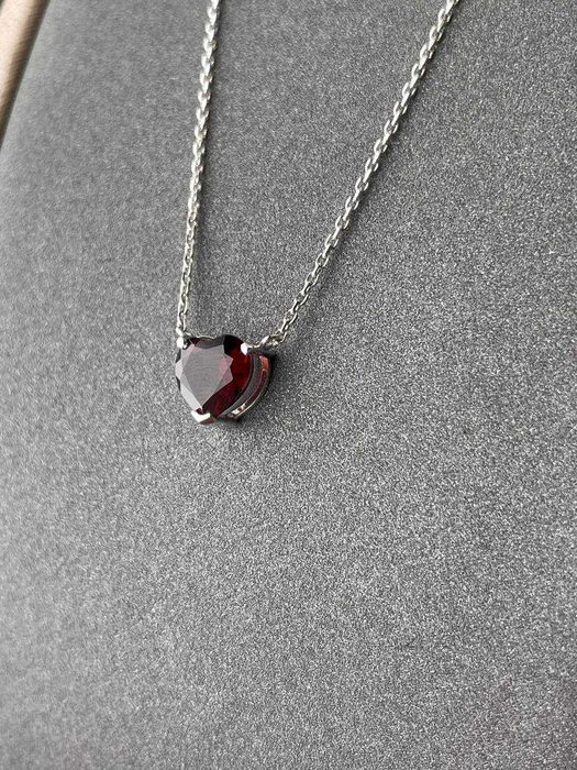 Золотая подвеска с гранатом