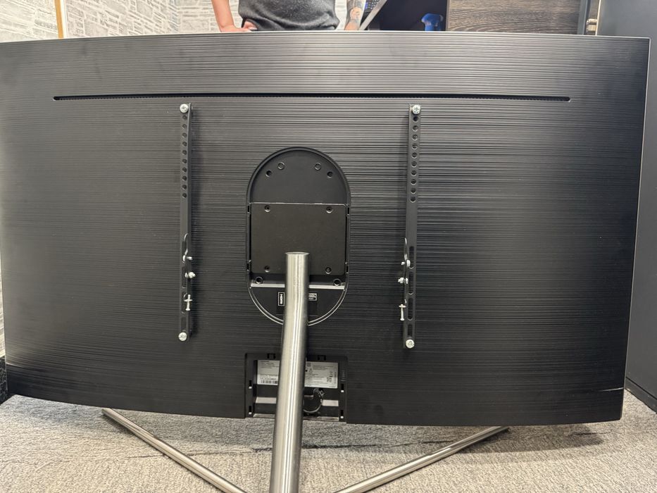 Samsung QLED Q7C – 4K UHD, Smart TV, ecran curbat