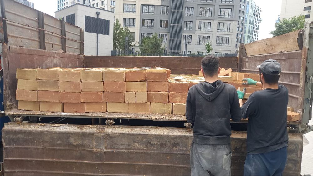 Красный жженый кирпич