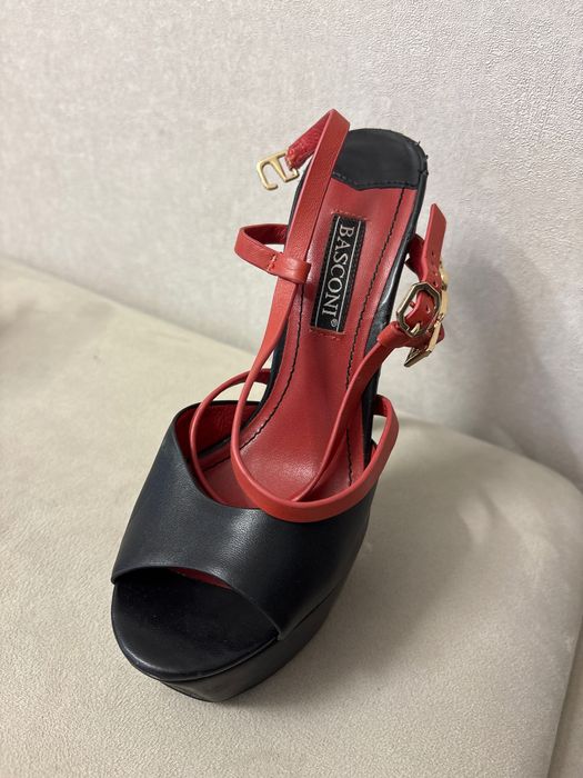 Кожаные босоножки Basconi