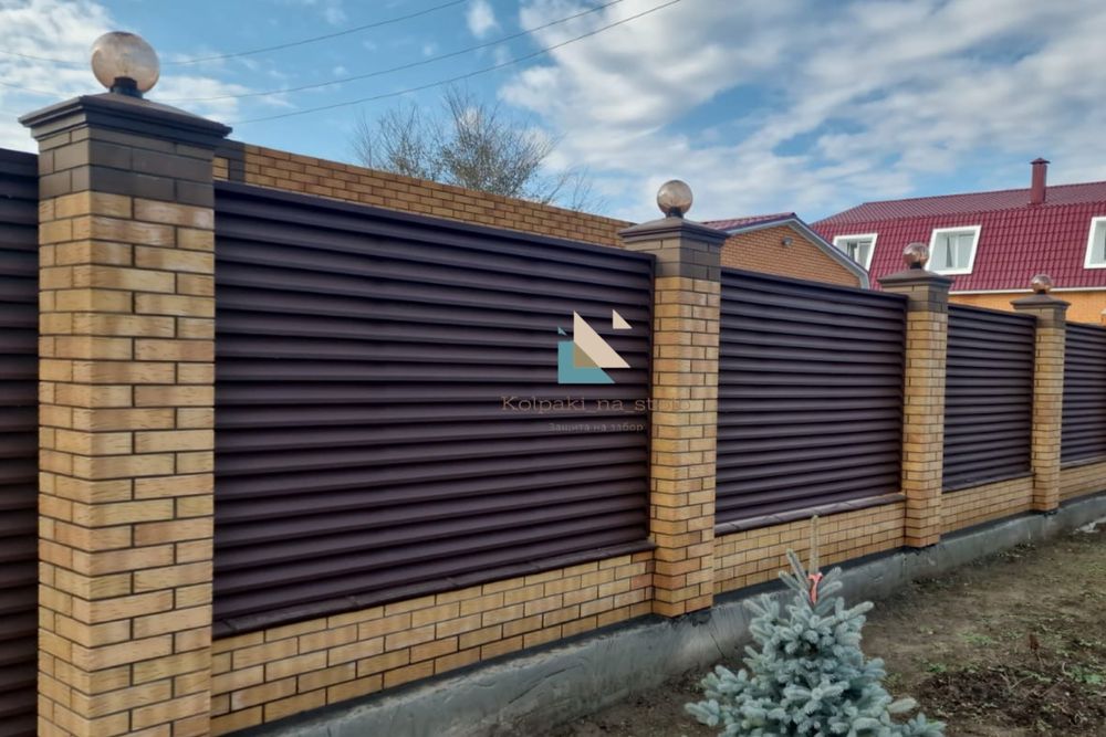 Колпаки и парапеиы на столб на забор