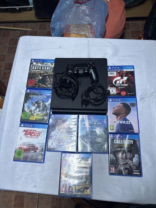 Vând PS4 cu jocuri si o maneta!
