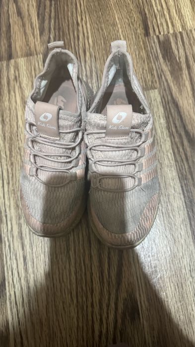 Продаю детские кроссовки