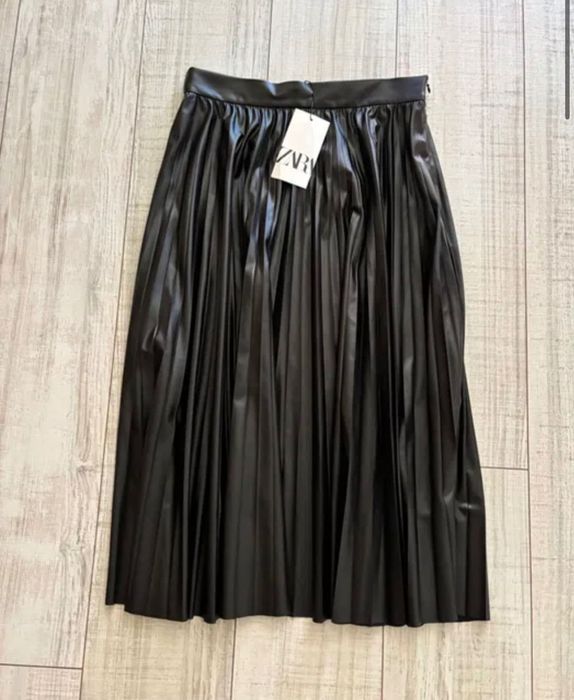 Модерна черна кожена пола ZARA