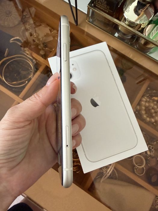 Продаю IPhone 11