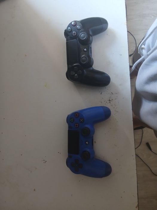 Ps 4 pro  cu doua manete si 23 de jocuri