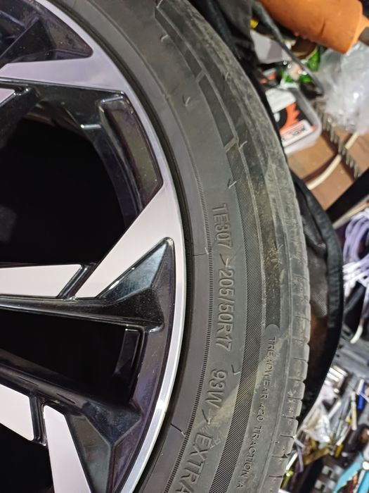 Диски 17 с летней резиной трианджел.