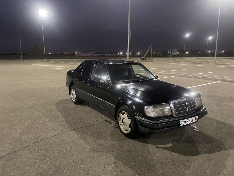 Mercedes-Benz E-Class в кузове W124.