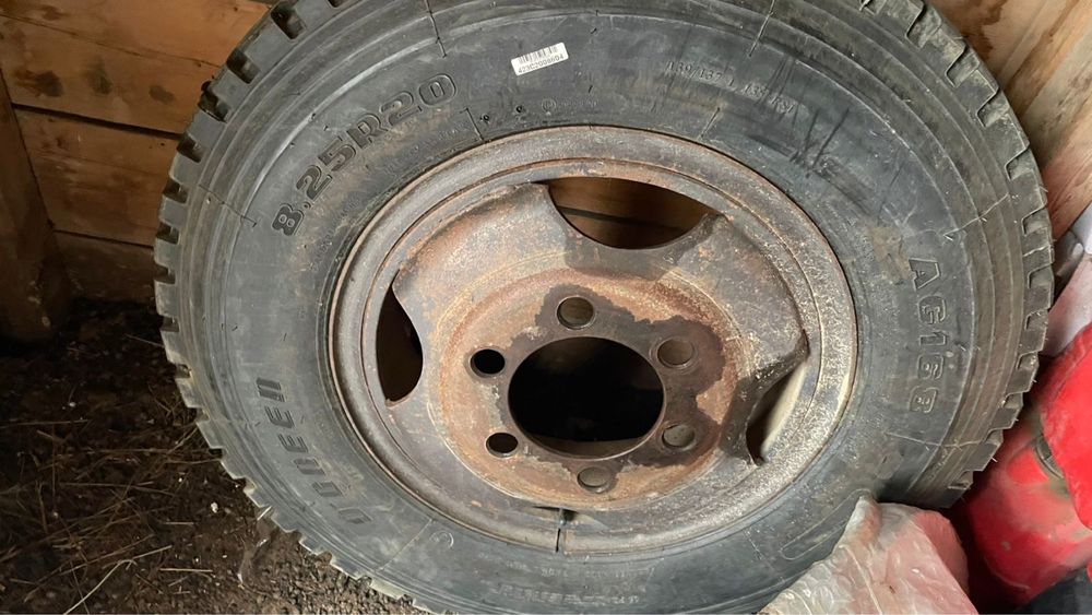 Покрышка 8.25R20