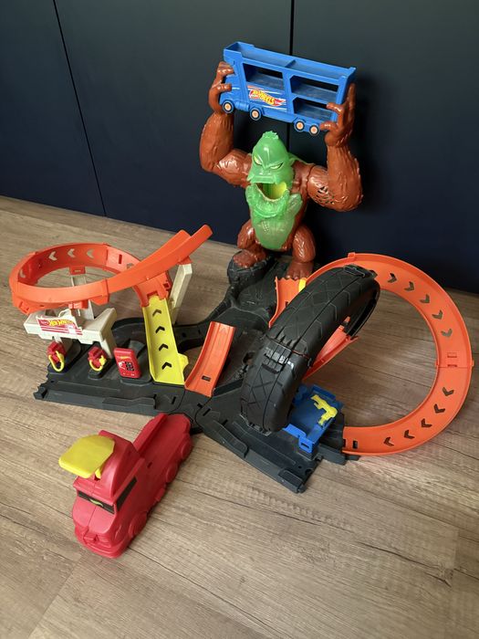 Hot wheels гараж, писта и автовоз