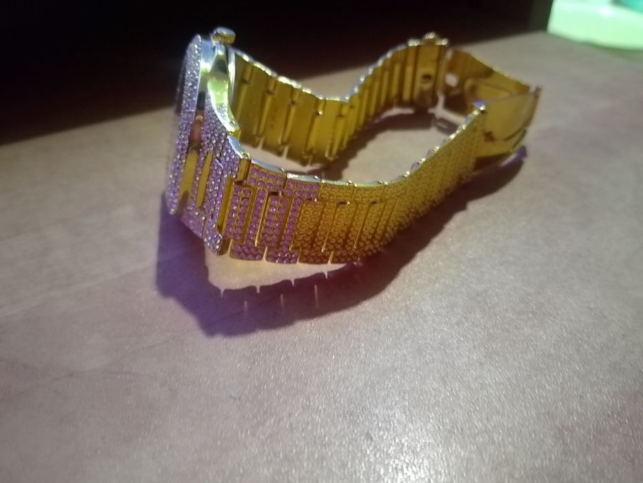 Луксозен часовник в цвят жълто злато  и  светещи елементи