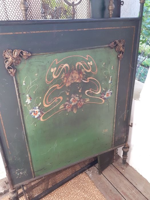 Рисувано легло с бронз.