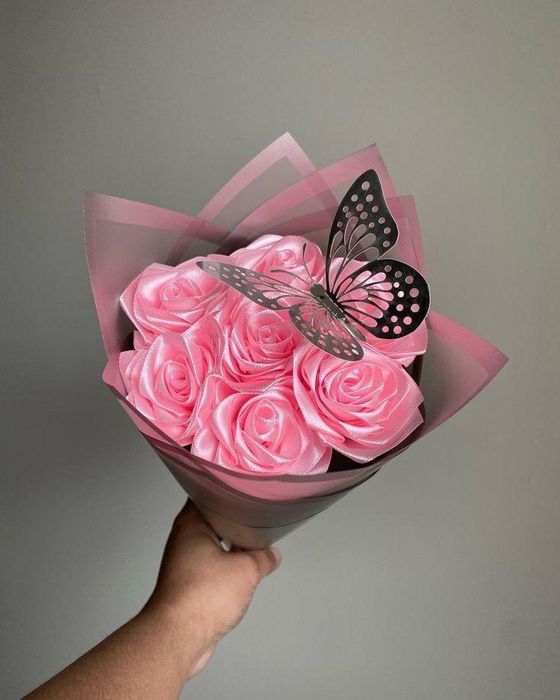 Сатенени рози, които не увяхват – защото истинските емоции са вечни.