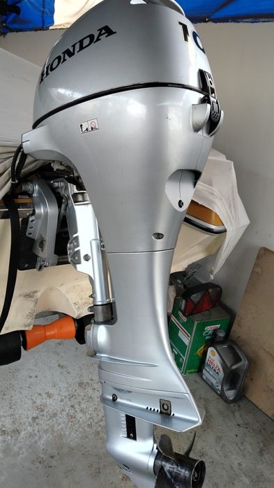 Продавам изключително надежден и икономичен извънбордов двигател Honda 10 HP. Двигателят е много тих и работи безупречно. Подходящ е за надуваеми лодк