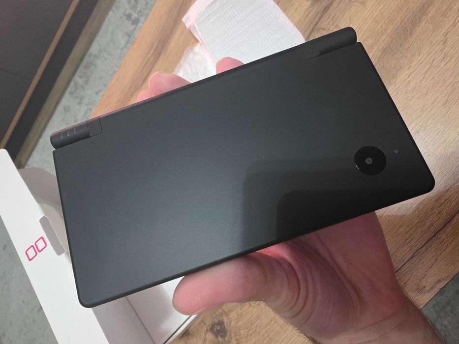 Продам новую Nintendo DSi Black