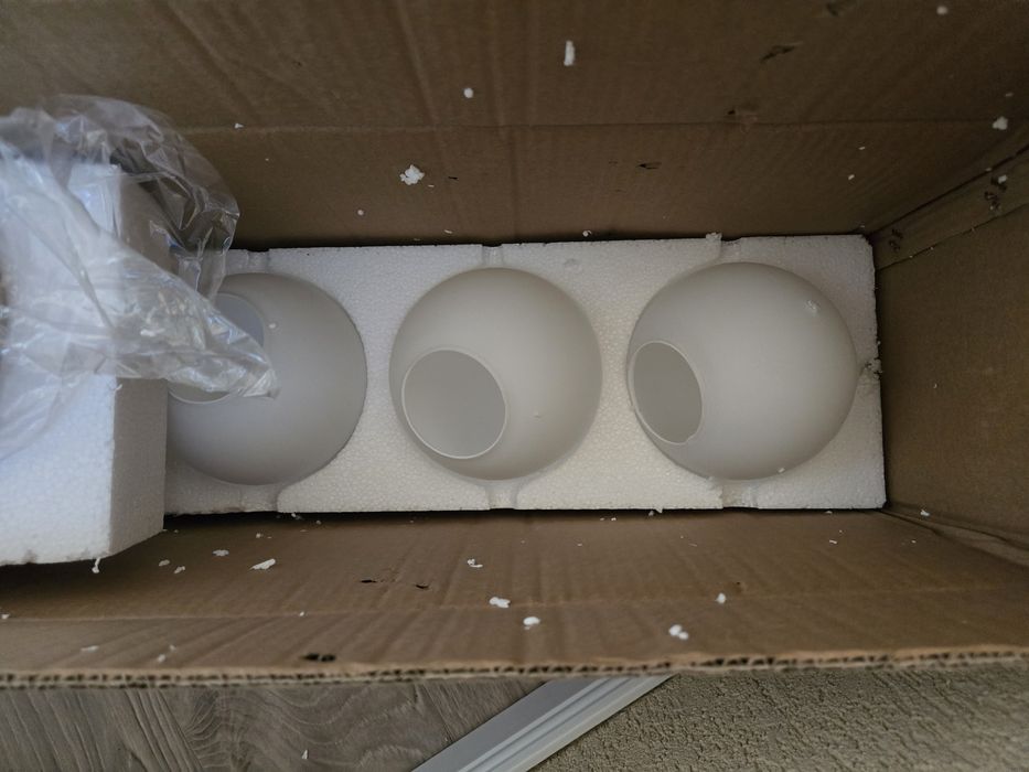 Lustra suspendata globuri