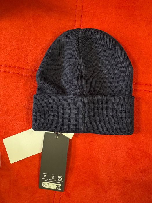 Guess- бебешка шапка 0-6 месеца