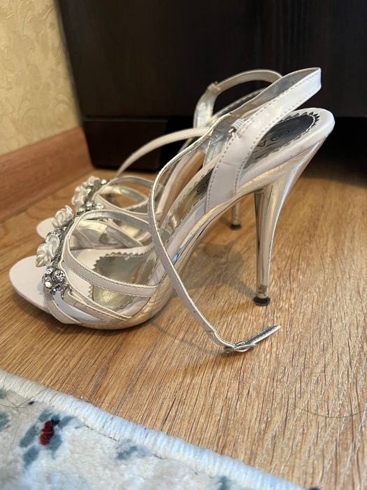 Босоножки белые б/у