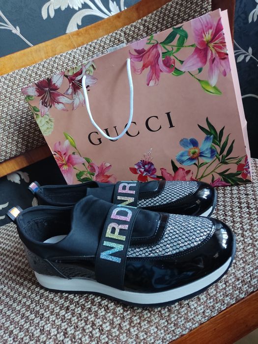 Стильные, универсальные кроссовки,можно на вечер,прогулку, тренировку