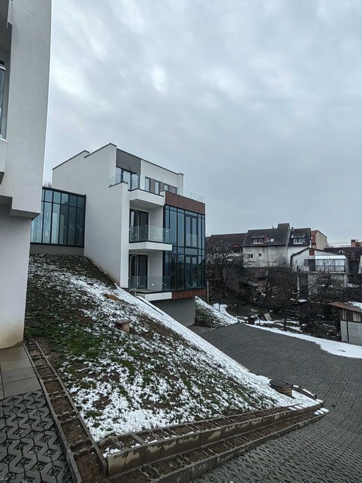 Doua clădiri noi, împreună sau separat