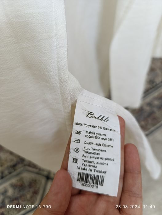 Oq yupqa tizzadan turadgan pidjak