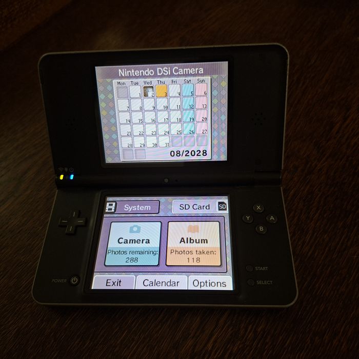 Nintendo dsi xl.