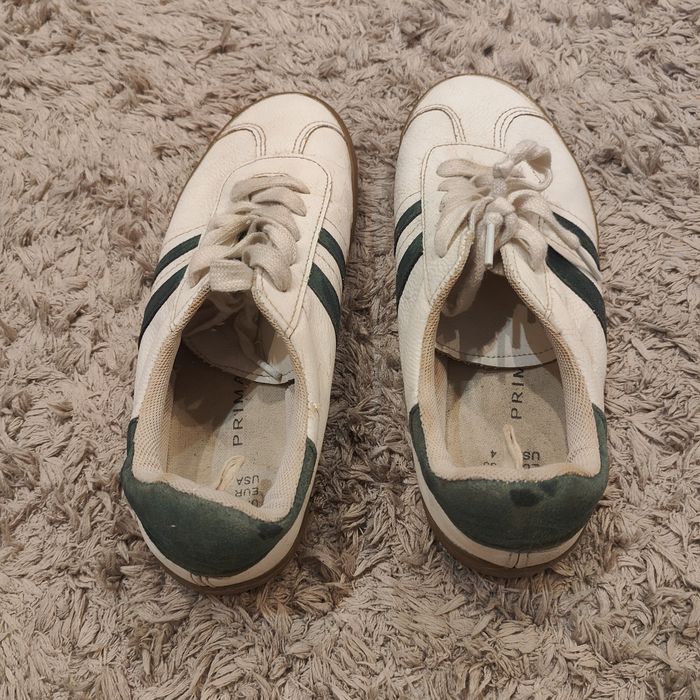 Кроссовки кожаные 35 р продам