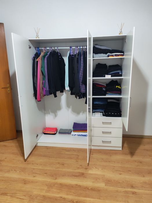 Dulap alb Jysk, 3 usi, 3 sertare, 4 rafturi. Dimeniuni 145x176 cm