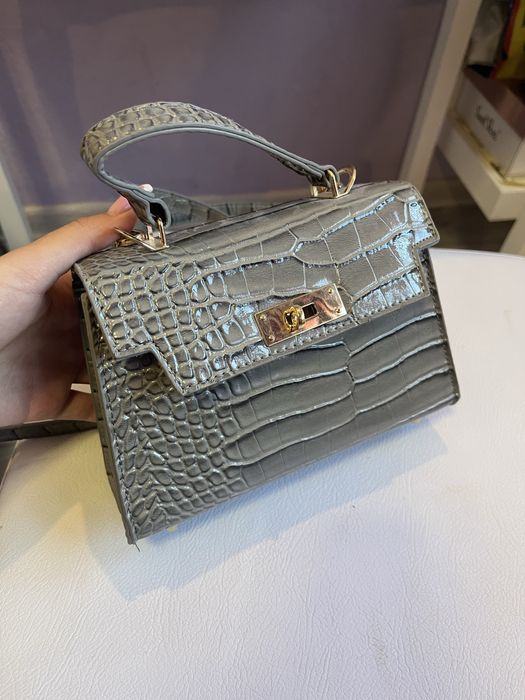 Дамска чанта в сив цвят