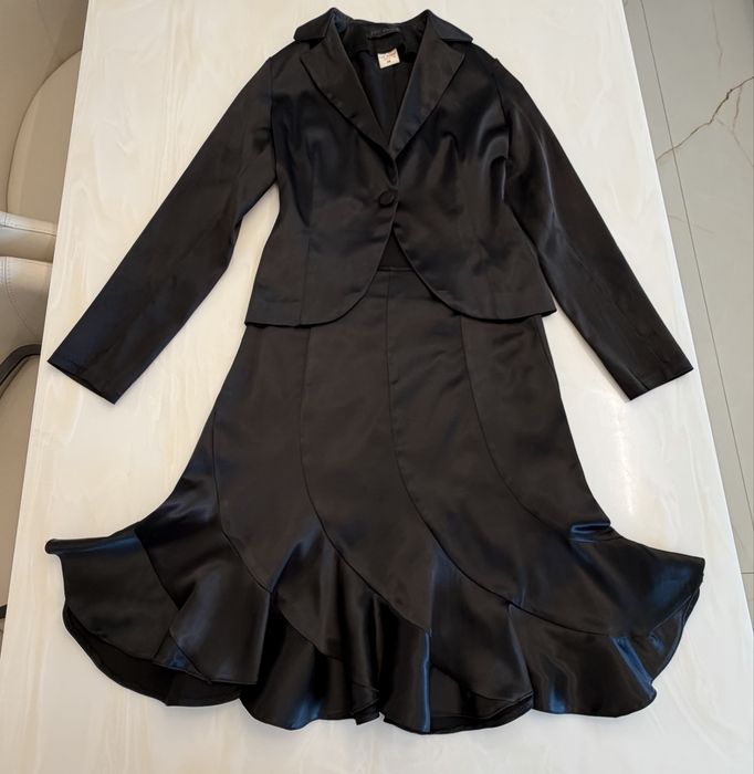 Costum satinat cu fusta