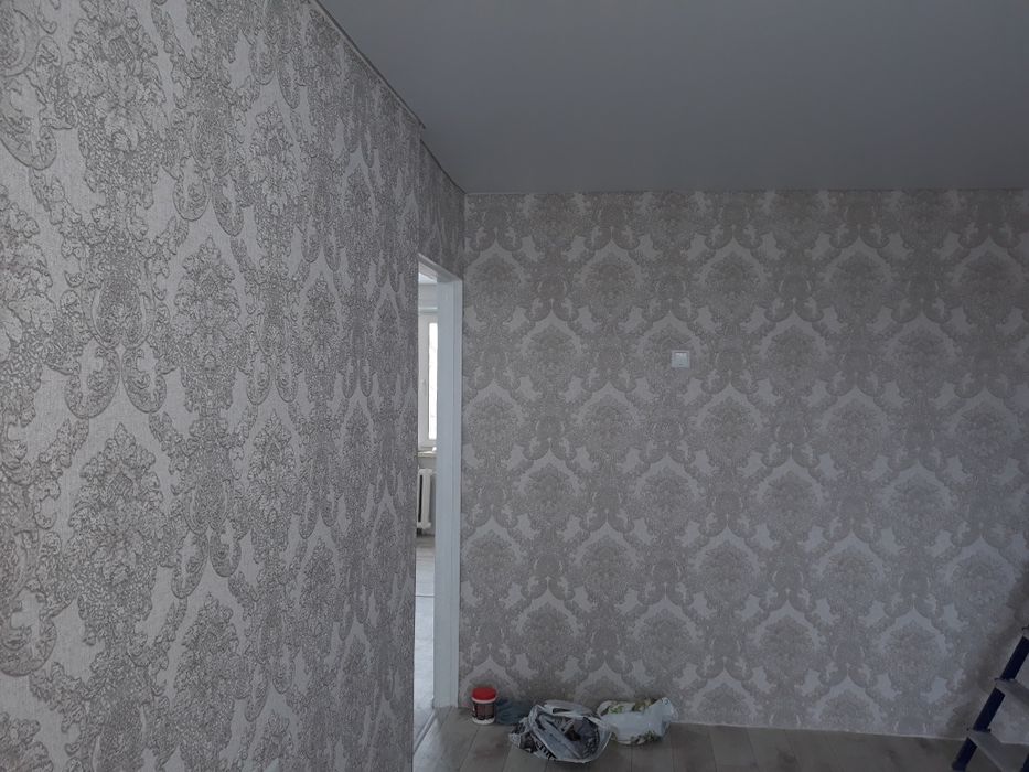 Поклейка обоев галтели