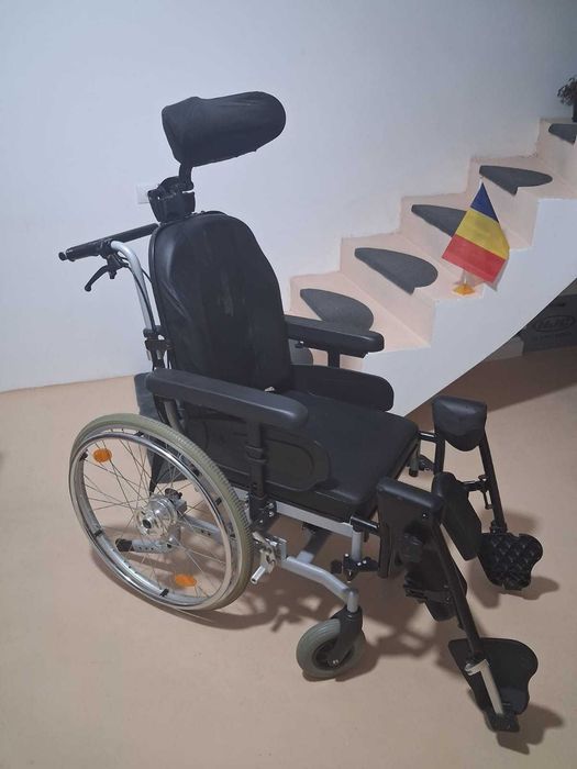 Vand scaun fotoliu persoane cu handicap impreuna cu cadru.