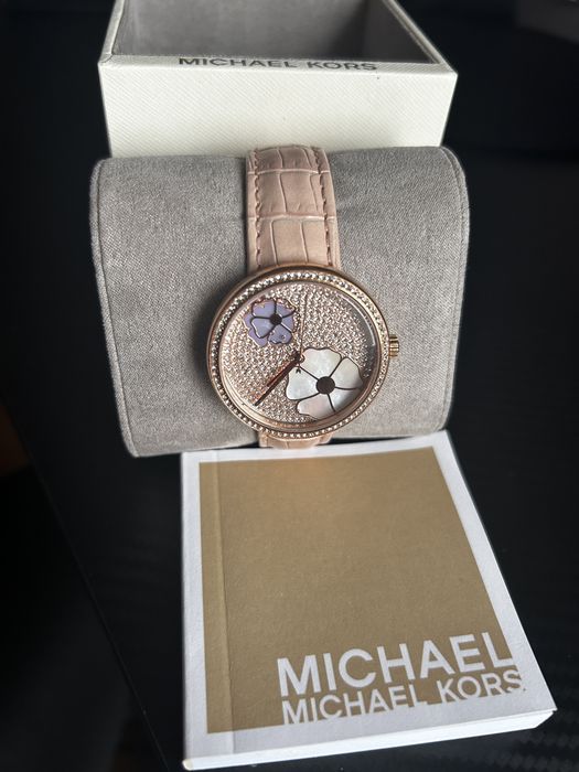 часовник Michael Kors MK2718 от колекцията Courtney