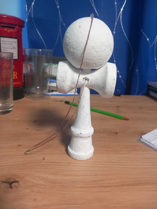 Kendama alba cu mult grip