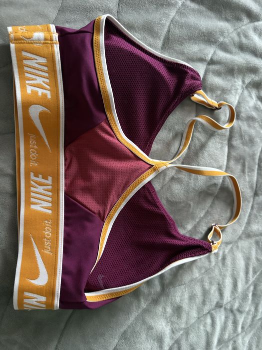 Спортно Бюстие Nike XS  ( с подпънки)