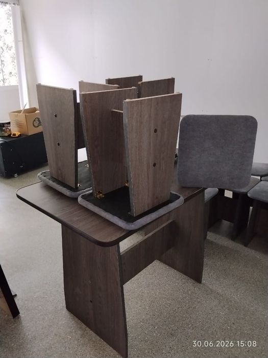 Продам  комплект стол и 4стула