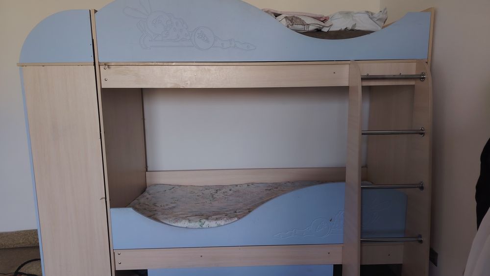 Двухяростный кровать