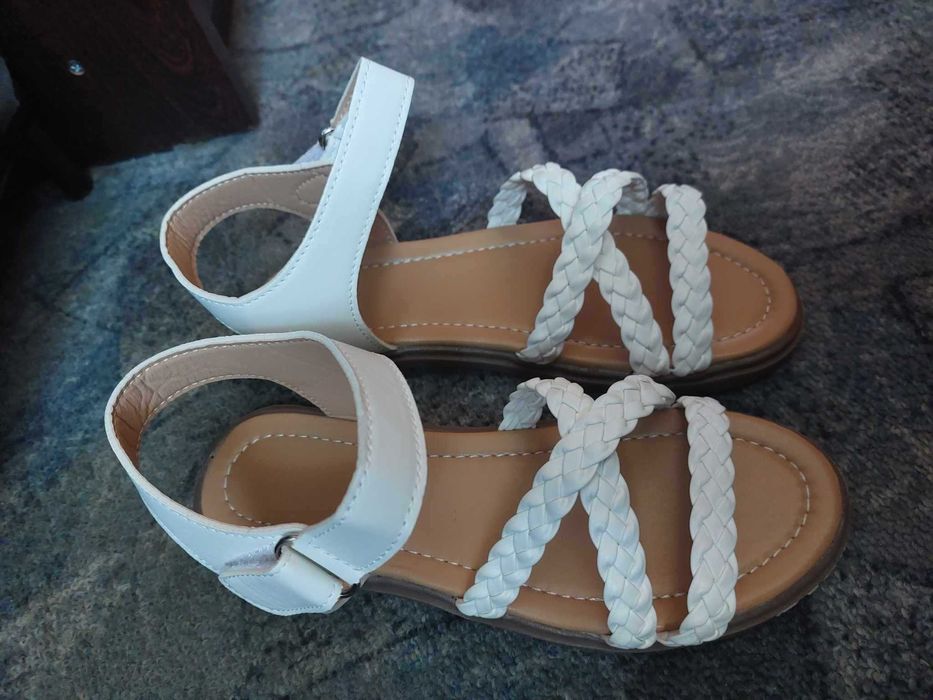 Нови бели сандали