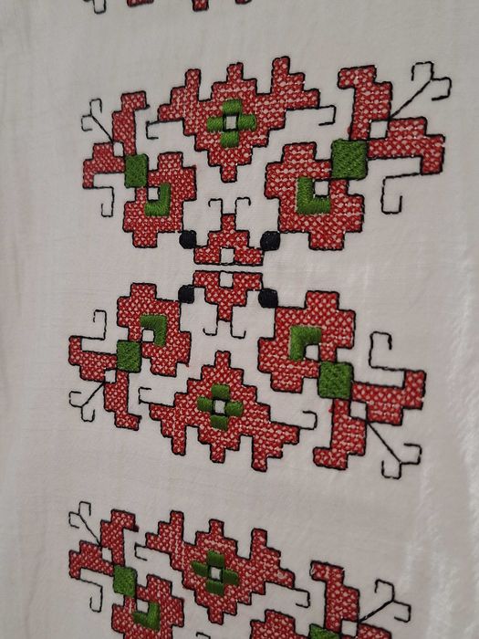 Бяла рокля с шевица