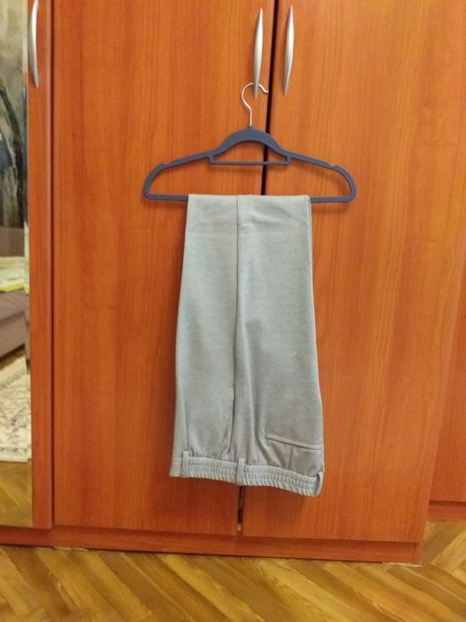 Продаются новые мужские брюки.